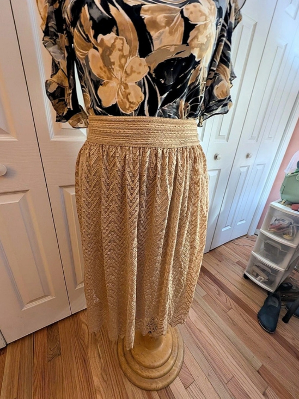 NWOT MetroWear Lined Lace Skirt Size L